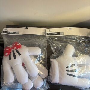 Price for both gloves. OVERSIZED UNISEX.
Authentic Disney Parks Character Mitts